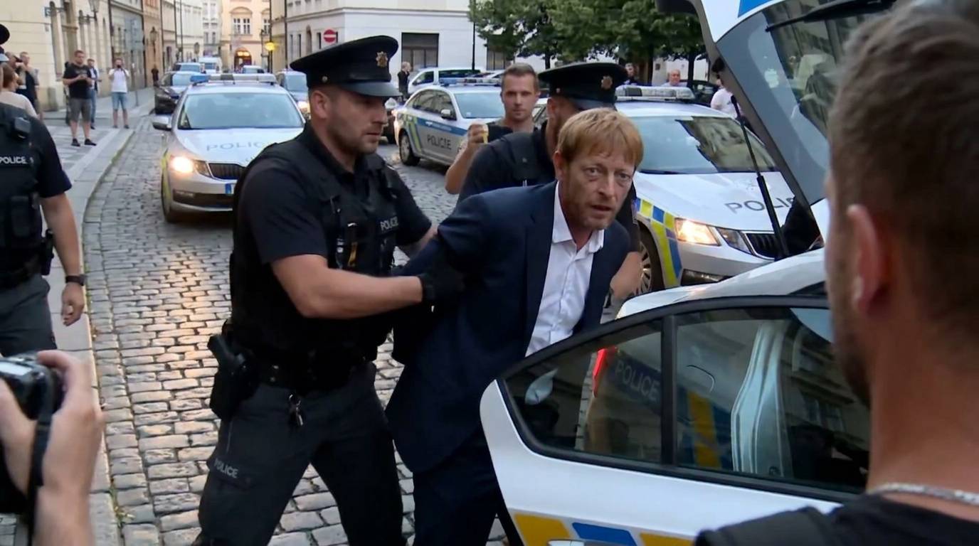 Karel Janeček před policejním vozidlem u TV Prima